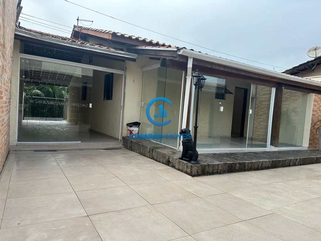 Casa em Caraguatatuba, no bairro Martim de Sá