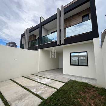 Sobrado em São José dos Pinhais, bairro Centro