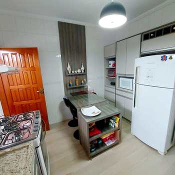 Sobrado em Praia Grande, bairro Guilhermina