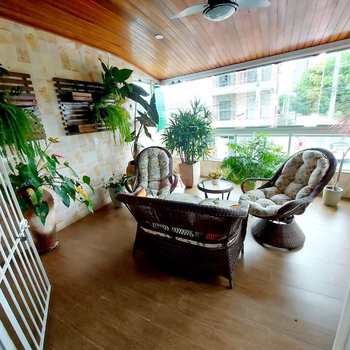Sobrado em Praia Grande, bairro Guilhermina