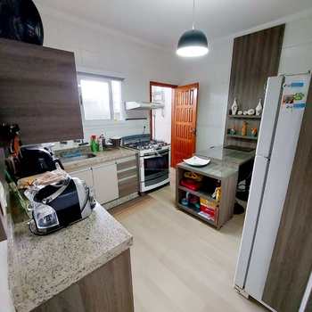 Sobrado em Praia Grande, bairro Guilhermina