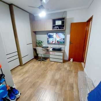 Sobrado em Praia Grande, bairro Guilhermina