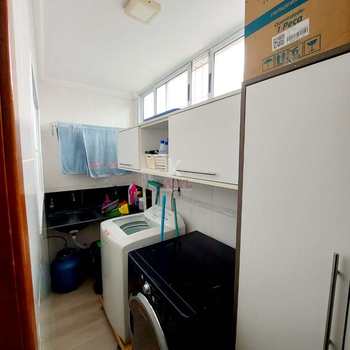 Sobrado em Praia Grande, bairro Guilhermina