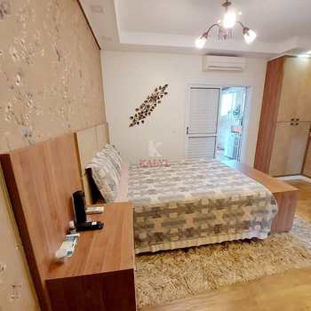 Sobrado em Praia Grande, bairro Guilhermina