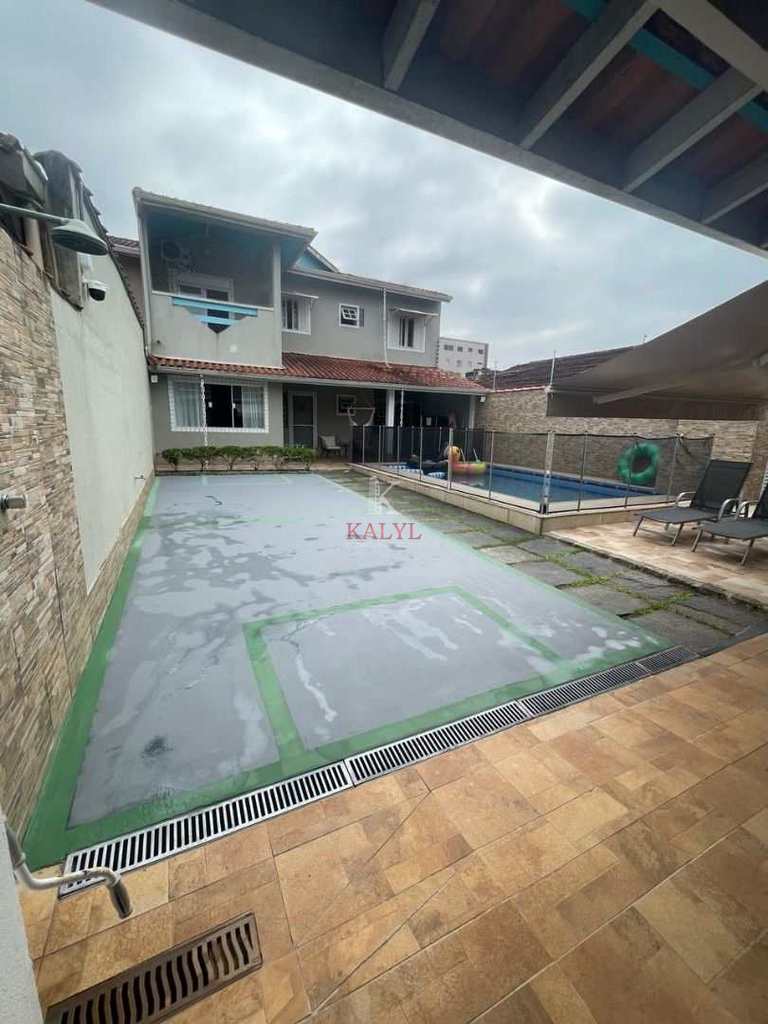 Casa em Praia Grande, no bairro Real