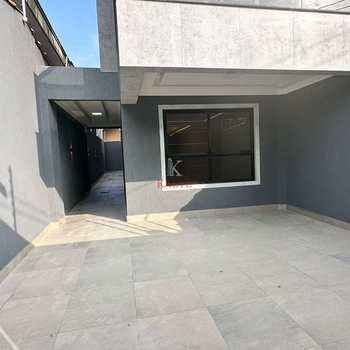 Sobrado em Praia Grande, bairro Guilhermina