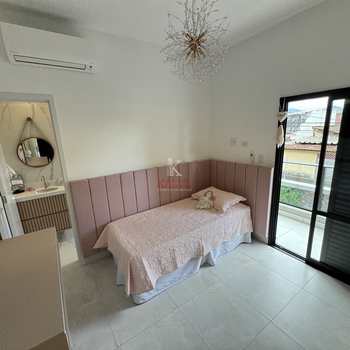 Sobrado em Praia Grande, bairro Guilhermina