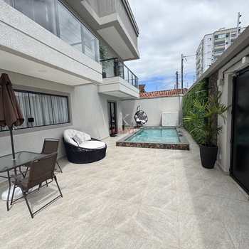 Sobrado em Praia Grande, bairro Guilhermina