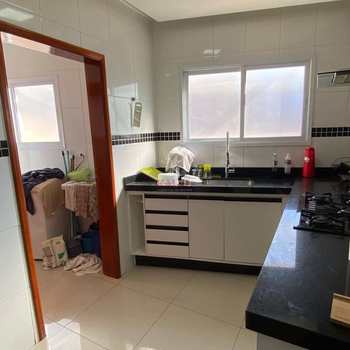 Apartamento em Praia Grande, bairro Guilhermina