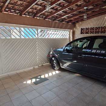 Sobrado em Praia Grande, bairro Nova Mirim