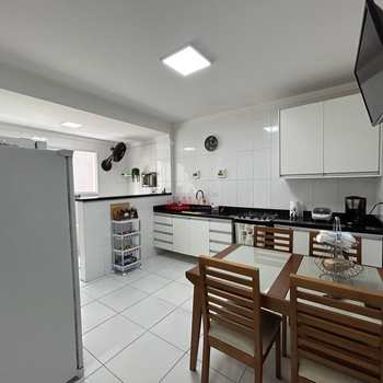 Apartamento em Praia Grande, bairro Guilhermina