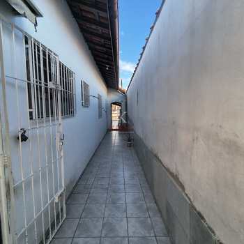 Casa em Praia Grande, bairro Maracanã