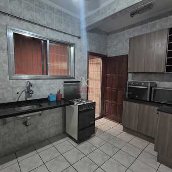 Sobrado em Praia Grande, bairro Guilhermina