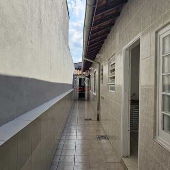 Casa em Praia Grande, bairro Mirim