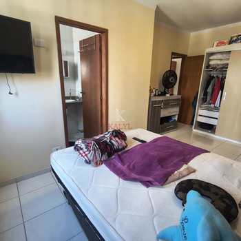 Sobrado em Praia Grande, bairro Guilhermina