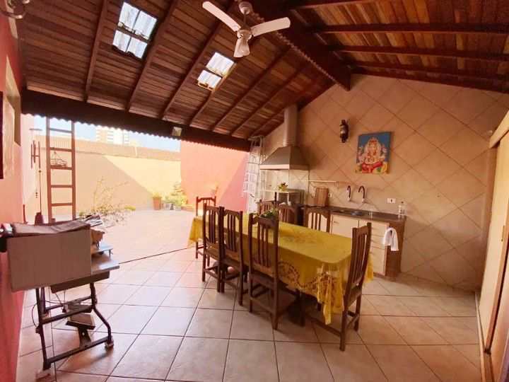 Casa em Praia Grande, no bairro Guilhermina