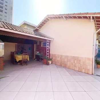 Casa em Praia Grande, bairro Guilhermina