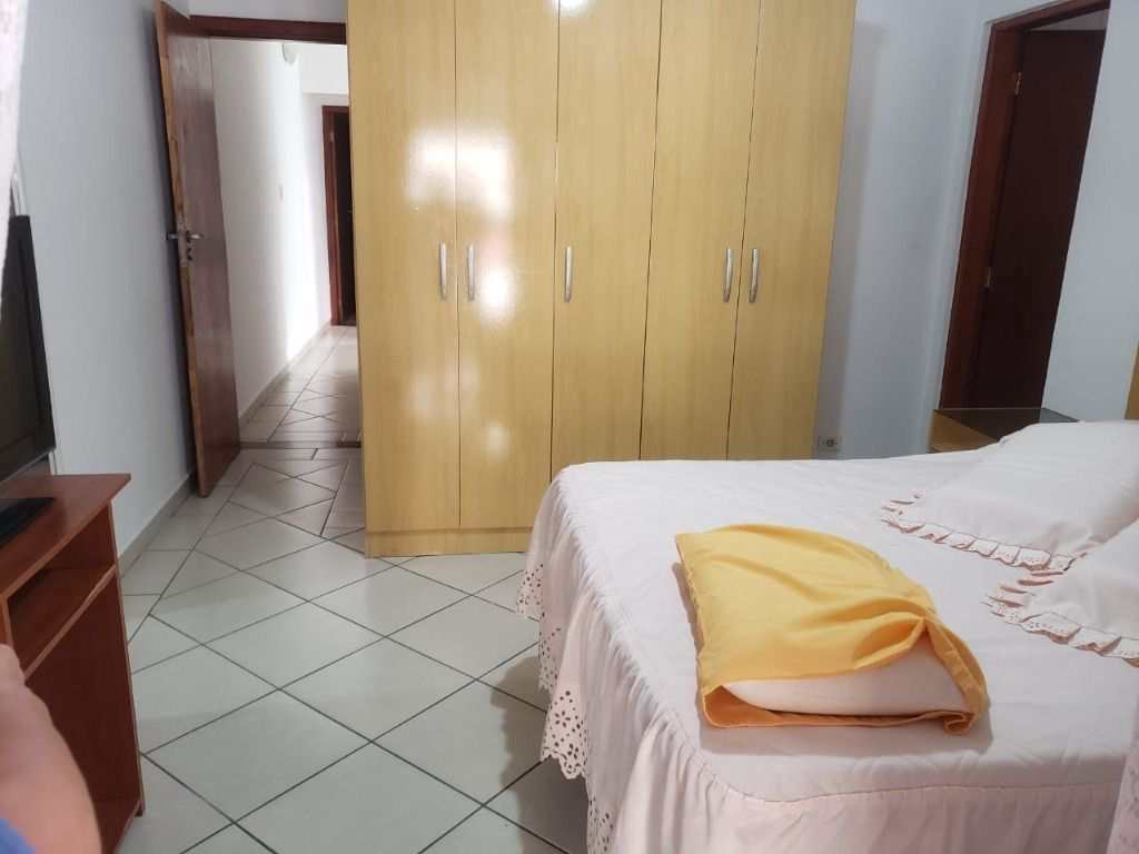 Sobrado em Praia Grande, no bairro Guilhermina
