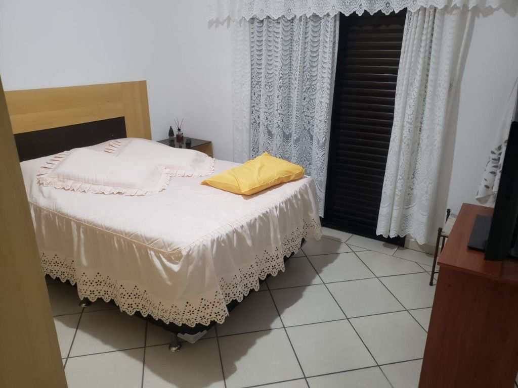 Sobrado em Praia Grande, no bairro Guilhermina