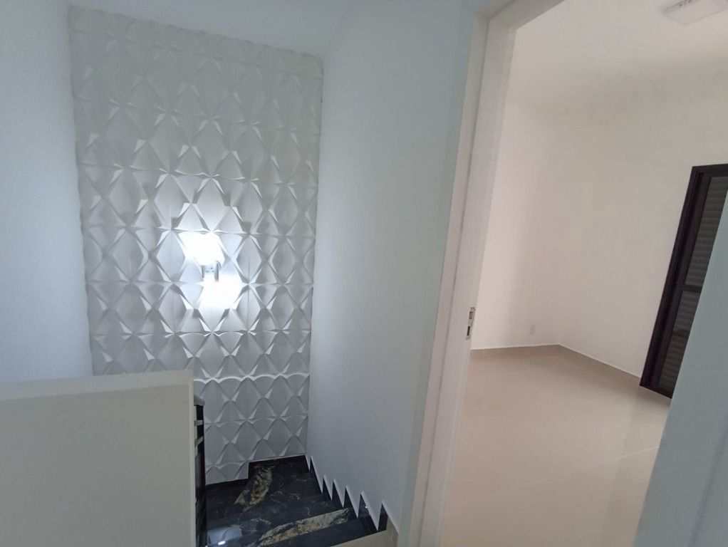 Sobrado em Praia Grande, no bairro Tupi