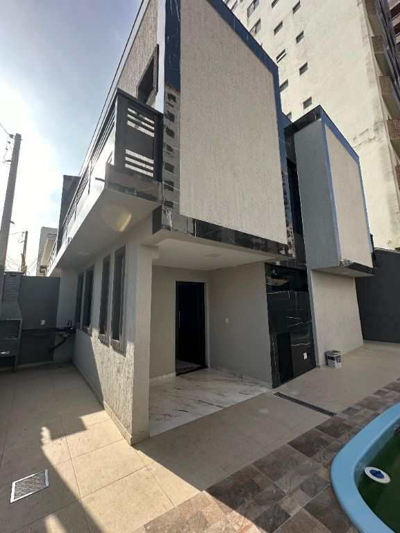 Sobrado em Praia Grande, no bairro Tupi