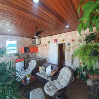 Sobrado em Praia Grande, bairro Guilhermina