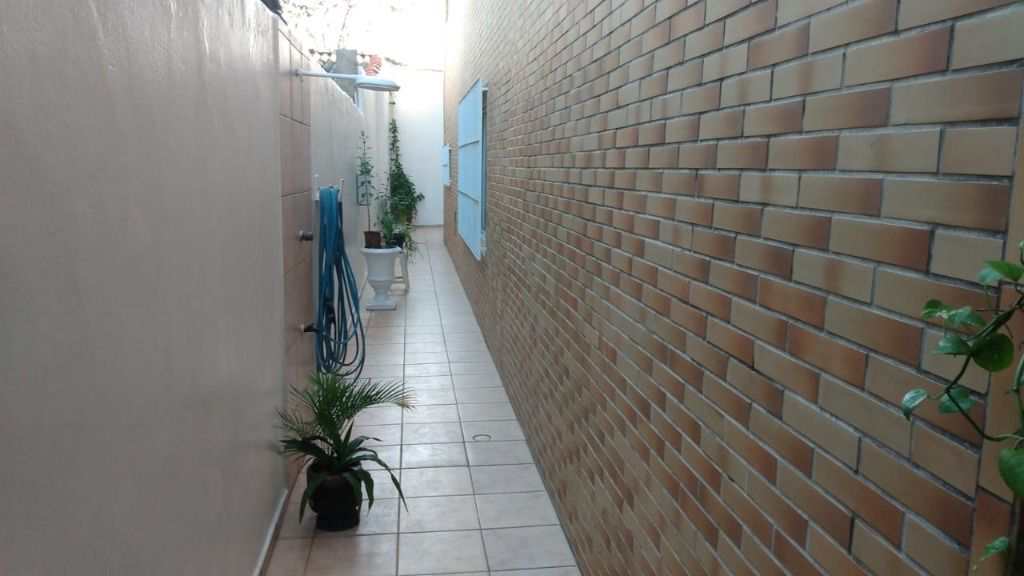 Sobrado em Praia Grande, no bairro Guilhermina