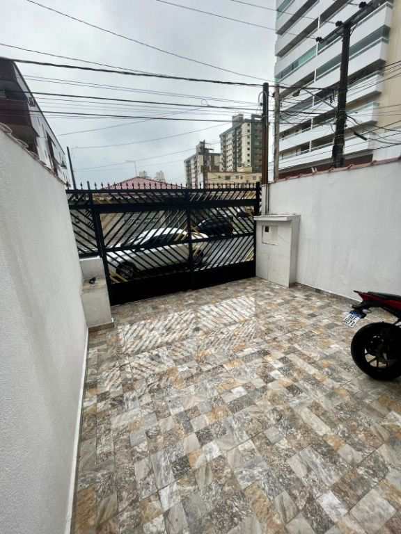 Sobrado em Praia Grande, no bairro Tupi