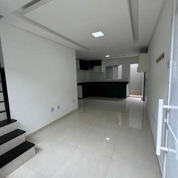 Casa em Praia Grande, bairro Guilhermina