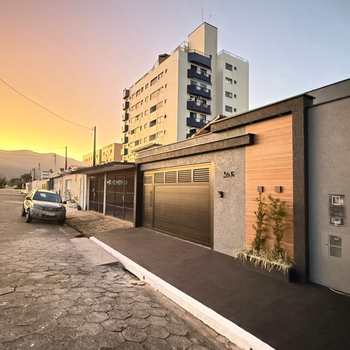 Casa em Praia Grande, bairro Caiçara