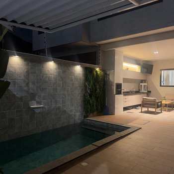 Casa em Praia Grande, bairro Canto do Forte