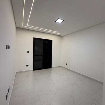 Casa em Praia Grande, bairro Boqueirão