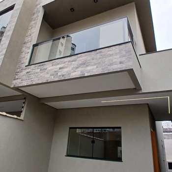 Sobrado em Praia Grande, bairro Guilhermina