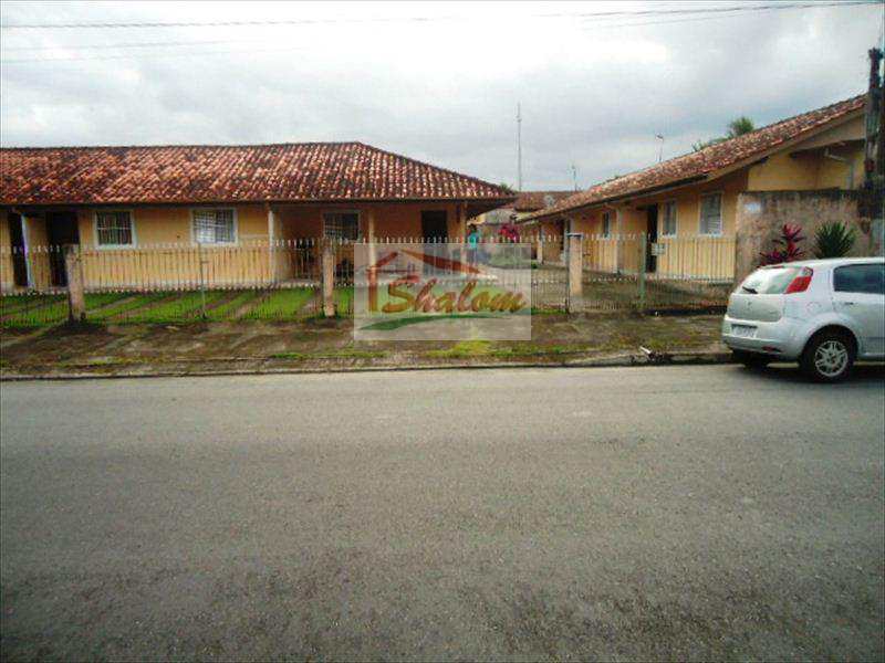 Casa em Caraguatatuba, no bairro Jardim Britânia