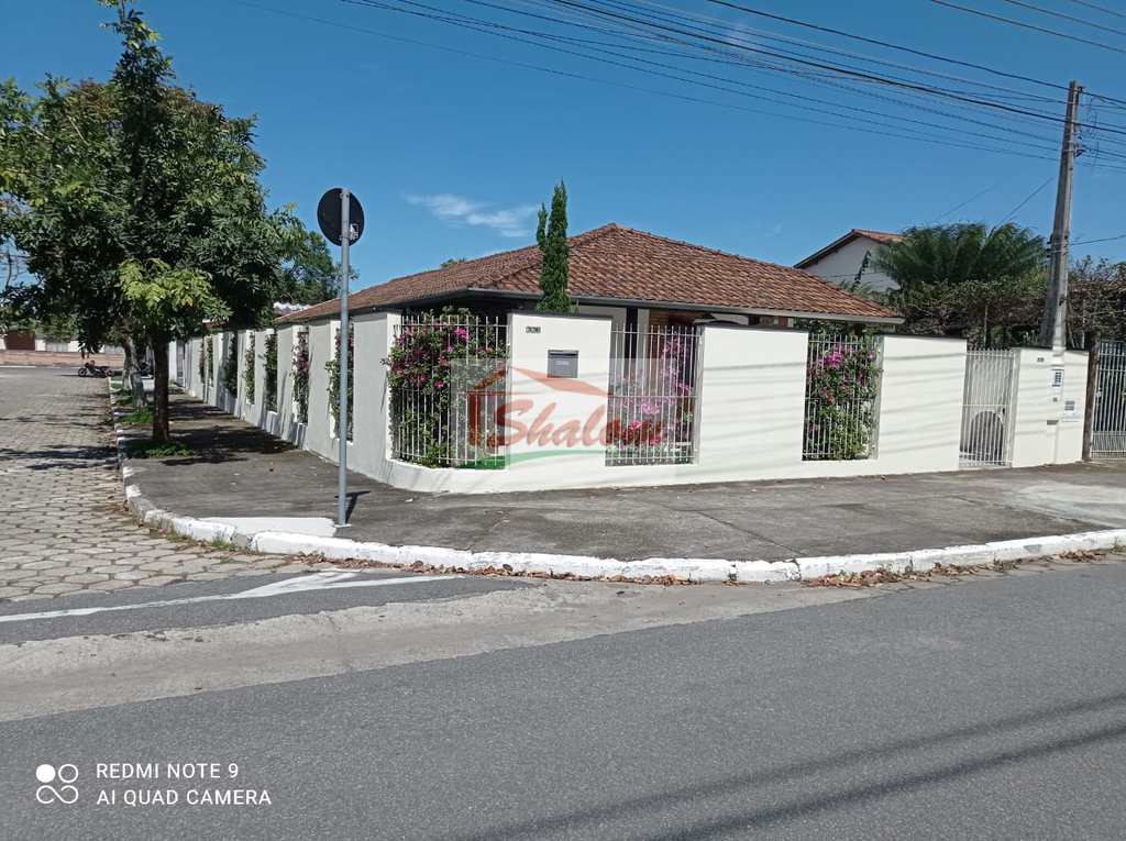 Casa em Caraguatatuba, no bairro Caputera