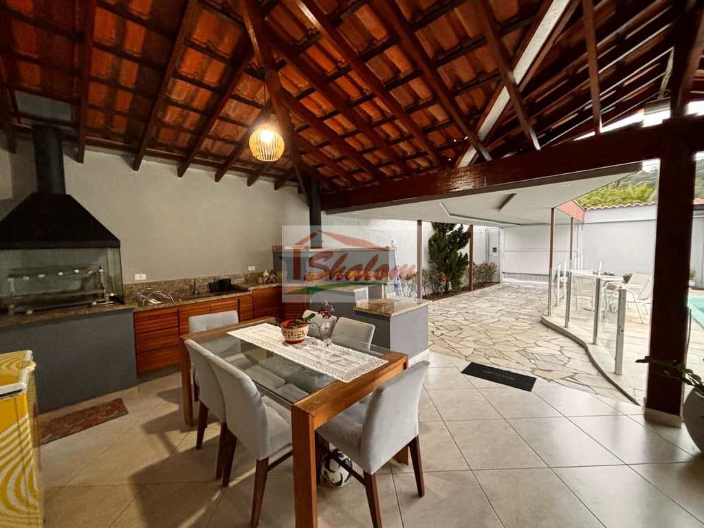 Casa em Caraguatatuba, no bairro Martim de Sá