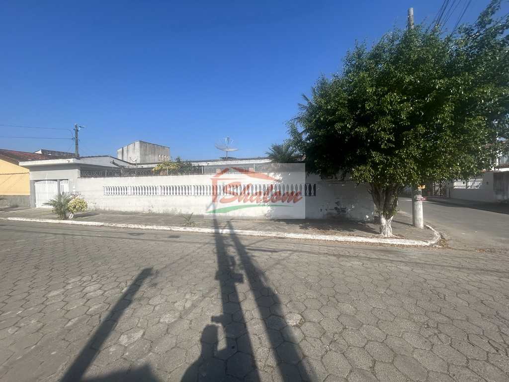 Casa em Caraguatatuba, no bairro Porto Novo