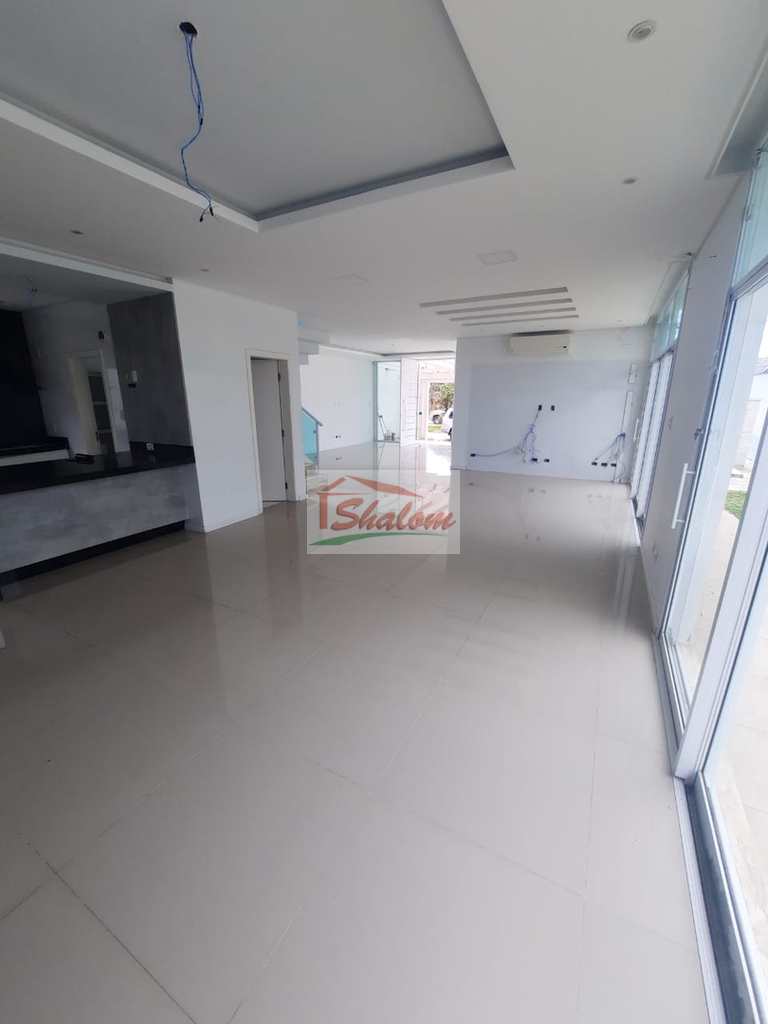Casa em Caraguatatuba, no bairro Indaiá