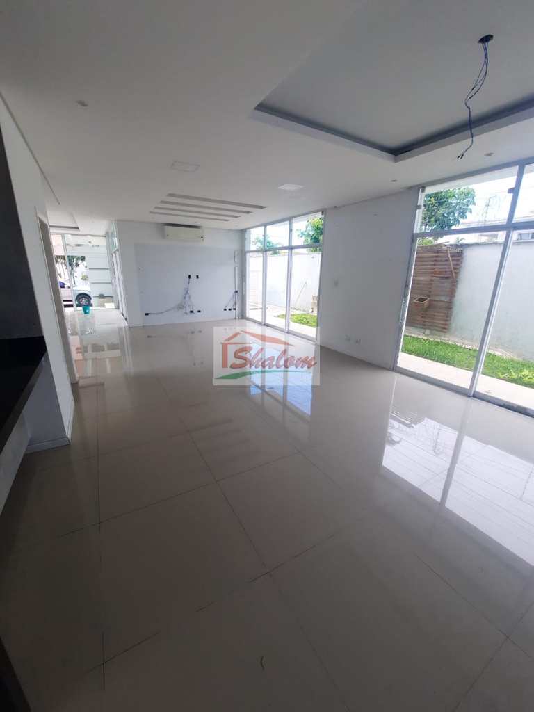 Casa em Caraguatatuba, no bairro Indaiá