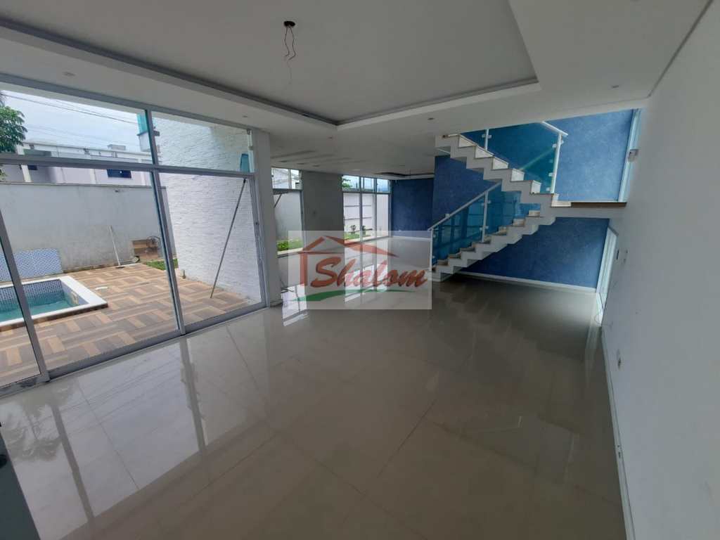 Casa em Caraguatatuba, no bairro Indaiá