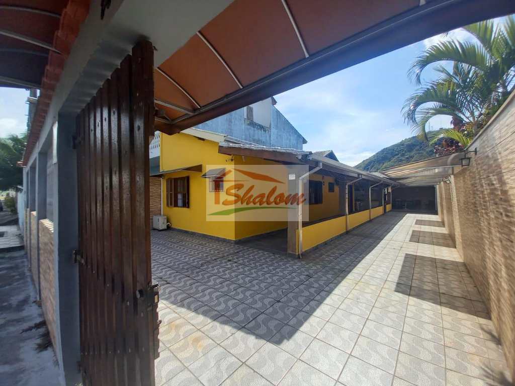 Casa em Caraguatatuba, no bairro Sumaré
