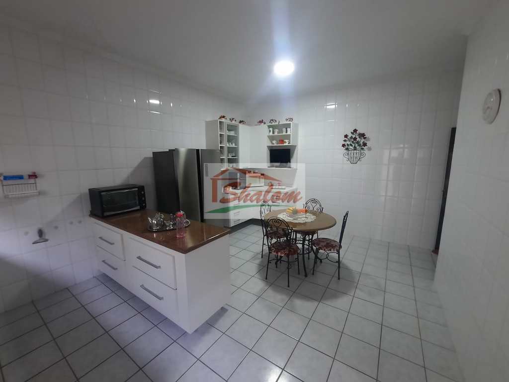 Casa em Caraguatatuba, no bairro Sumaré
