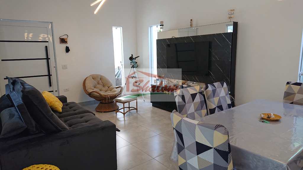 Casa em Caraguatatuba, no bairro Massaguaçu