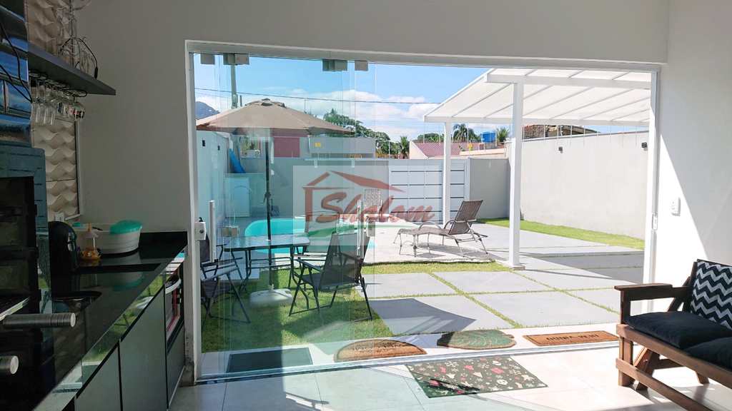 Casa em Caraguatatuba, no bairro Massaguaçu