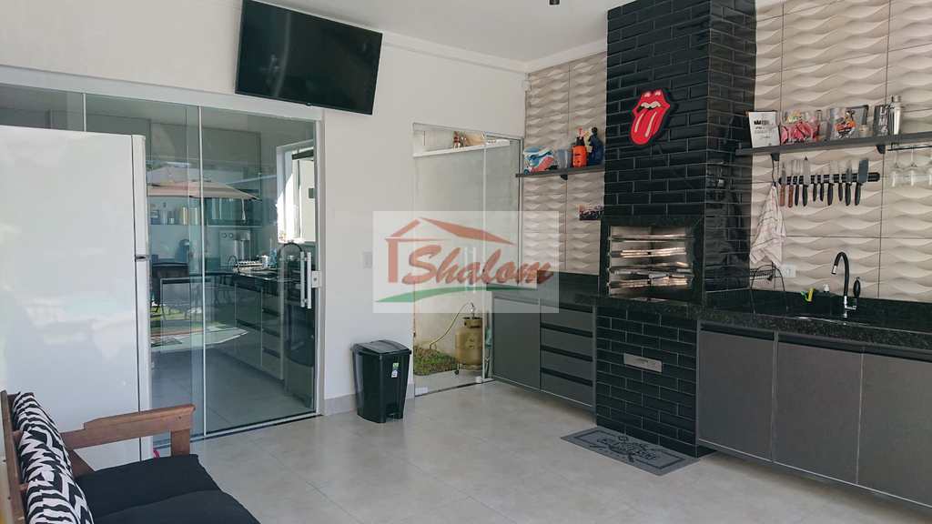 Casa em Caraguatatuba, no bairro Massaguaçu