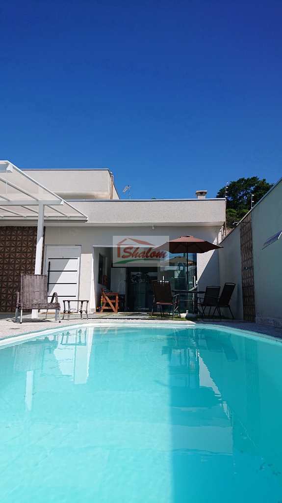 Casa em Caraguatatuba, no bairro Massaguaçu