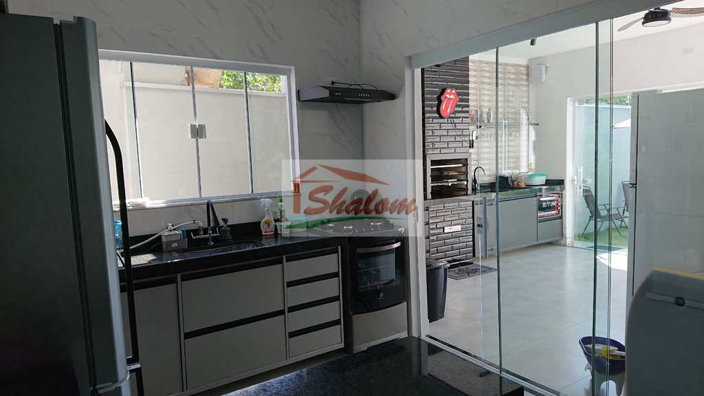 Casa em Caraguatatuba, no bairro Massaguaçu