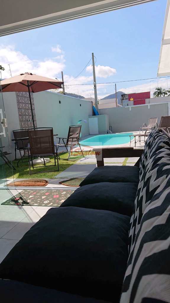 Casa em Caraguatatuba, no bairro Massaguaçu
