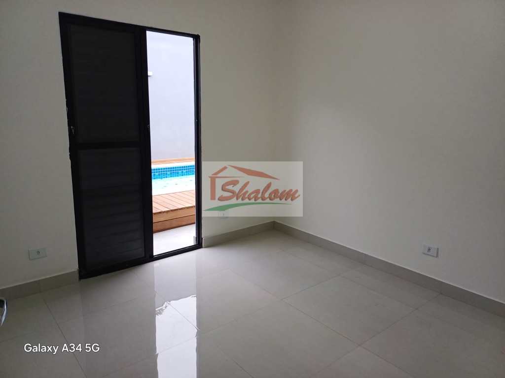 Casa em Caraguatatuba, no bairro Massaguaçu
