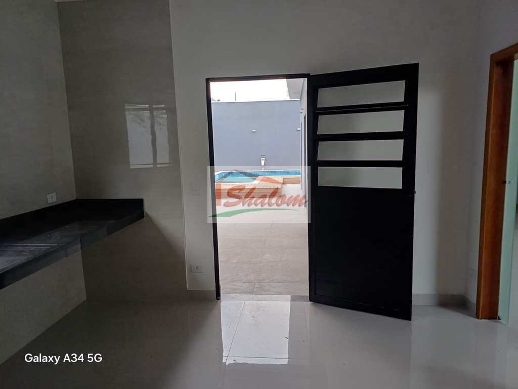Casa em Caraguatatuba, no bairro Massaguaçu